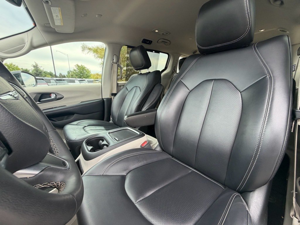 Used 2024 Chrysler Pacifica Touring-L FWD image 10