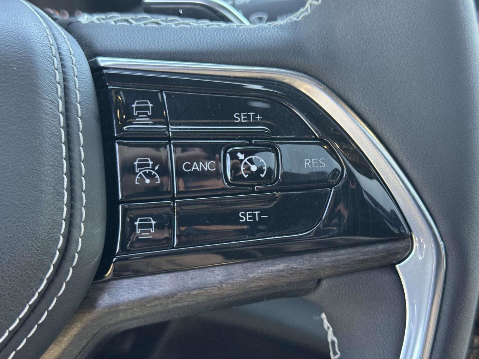 Used 2023 Jeep Grand Cherokee L Overland AWD/4WD image 22