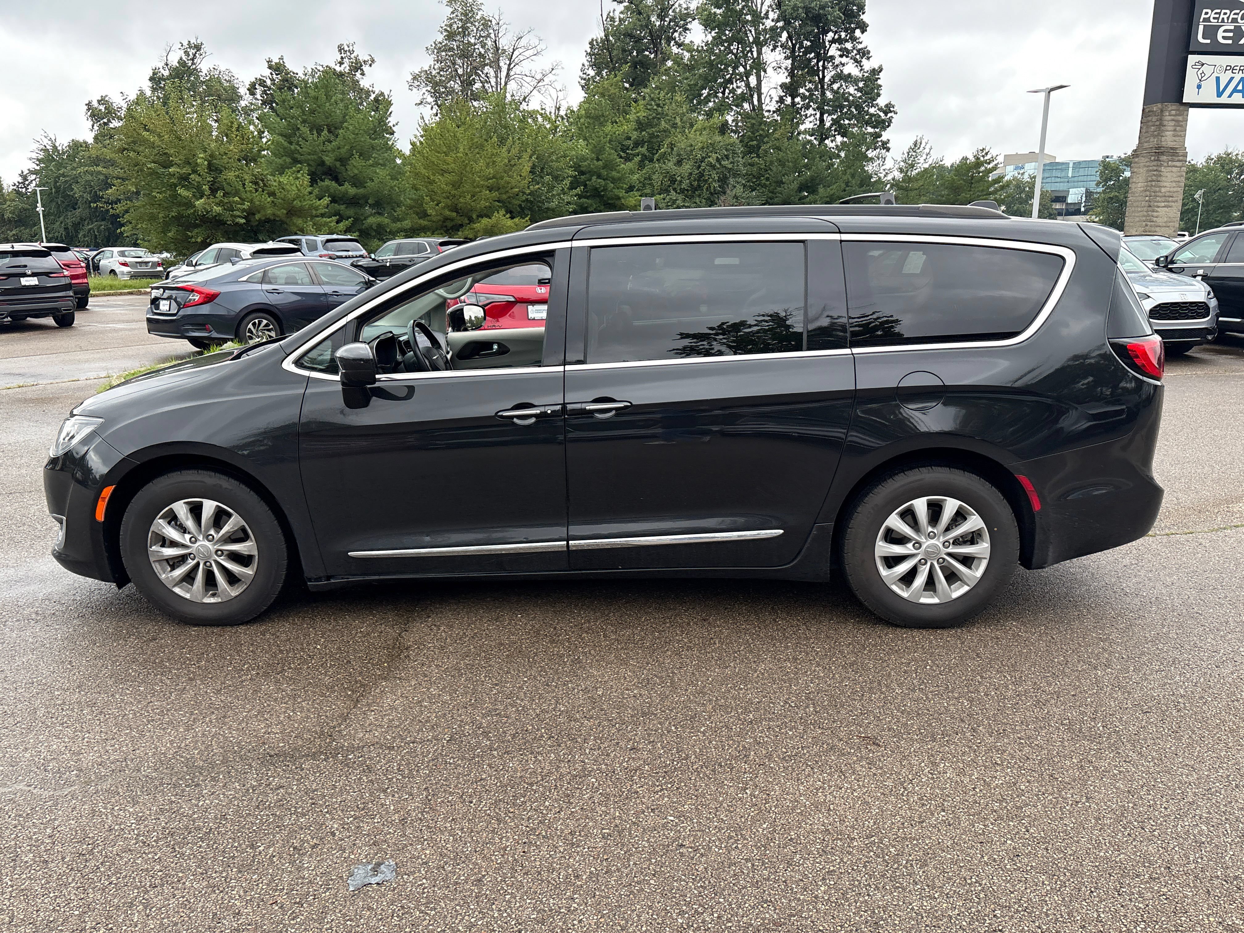 Used 2017 Chrysler Pacifica Touring-L FWD image 13