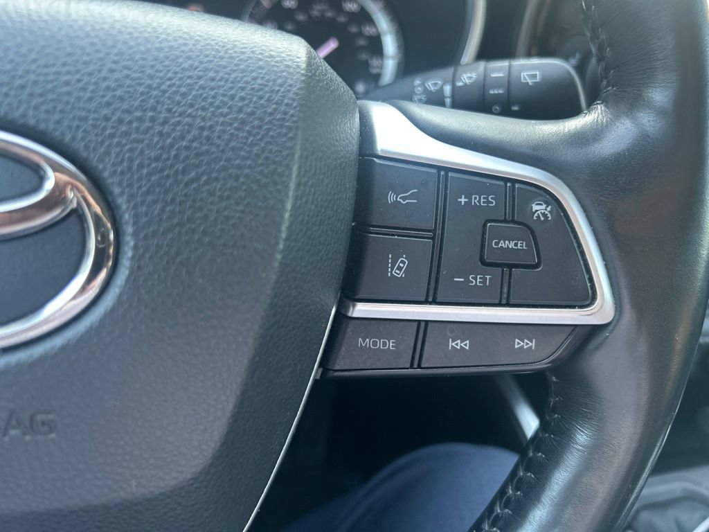 Used 2022 Toyota Highlander XLE AWD/4WD image 16