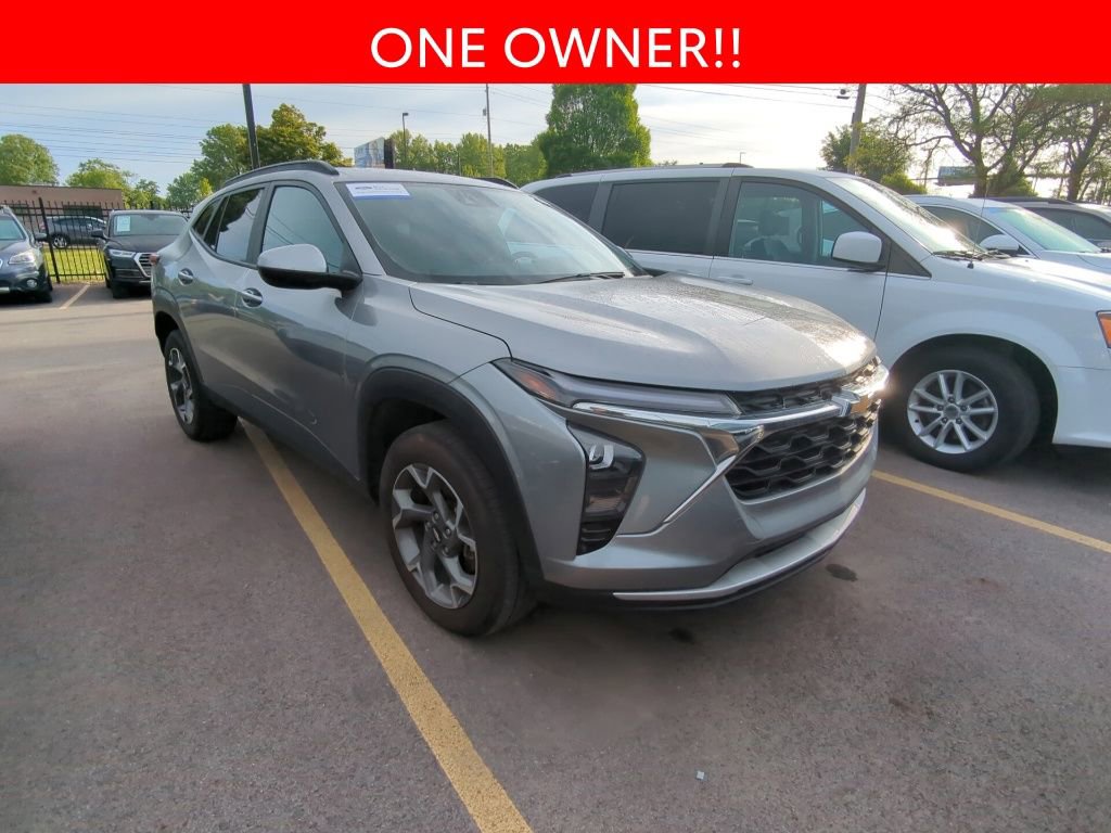 Used 2025 Chevrolet Trax LT w/ Driver Confidence Package FWD image 3