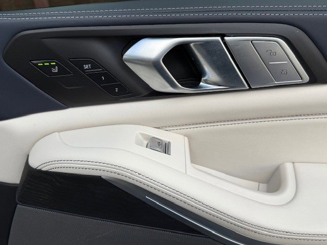 Used 2022 BMW X7 M50i image 23