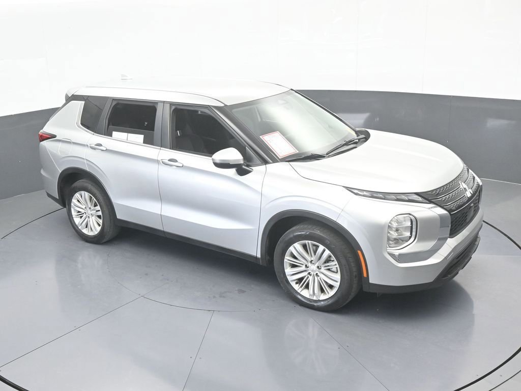 Used 2024 Mitsubishi Outlander ES image 17