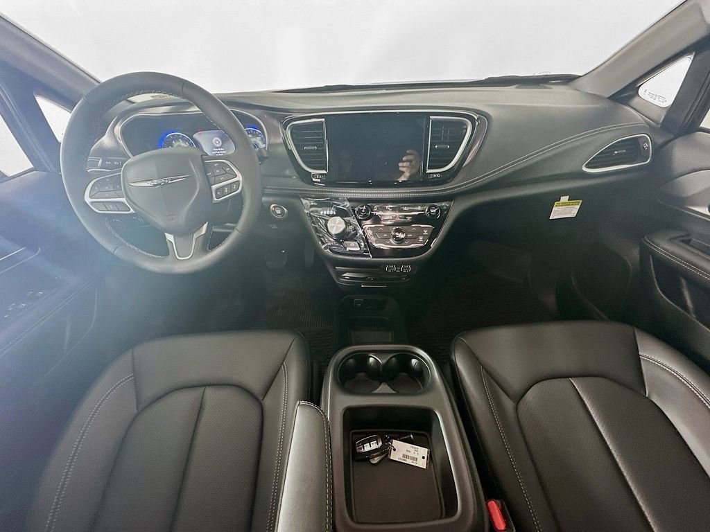 New 2025 Chrysler Pacifica Select w/ Uconnect Theater Family Group image 9
