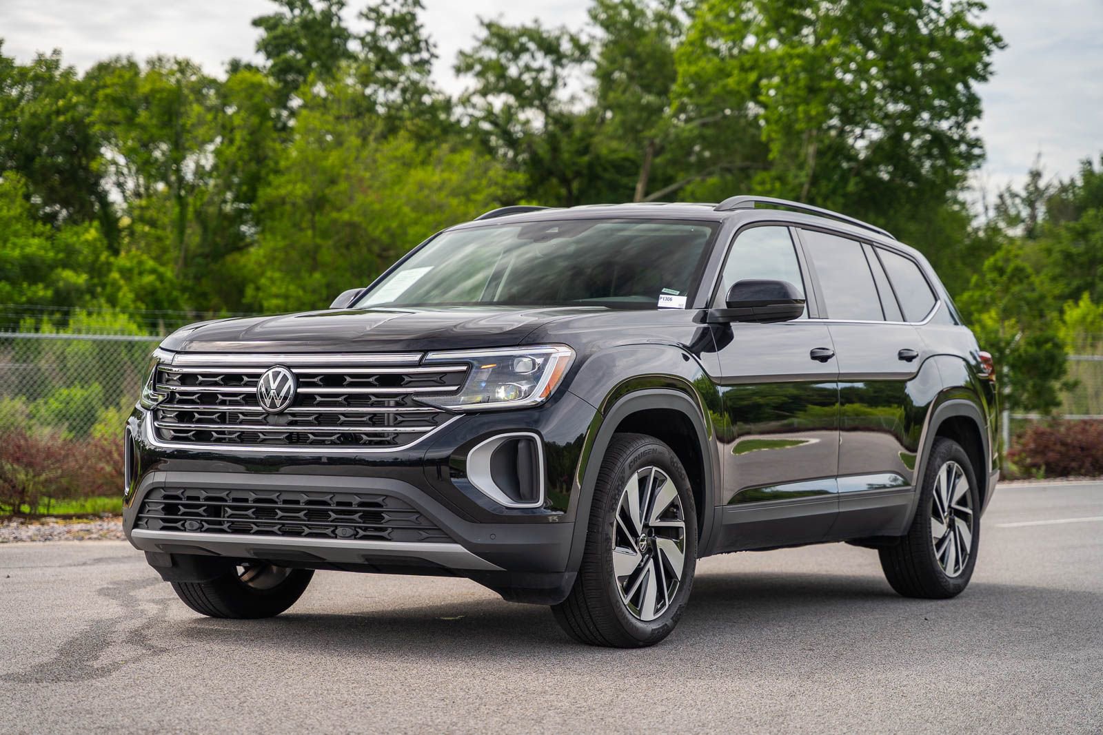 Used 2025 Volkswagen Atlas SE FWD image 4