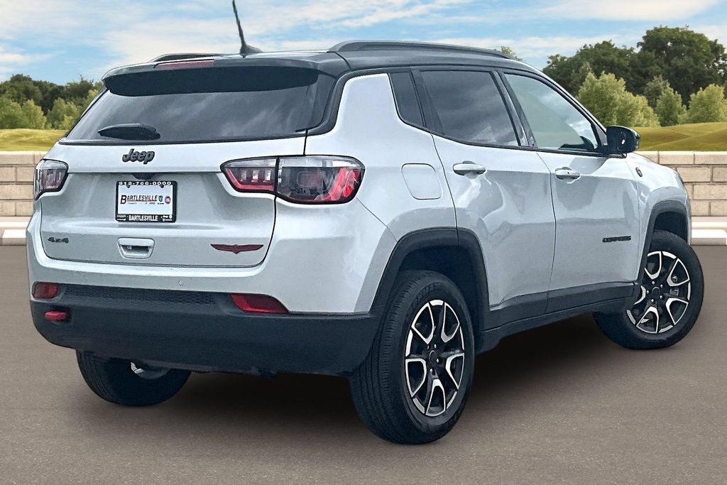 Used 2025 Jeep Compass Trailhawk AWD/4WD image 12