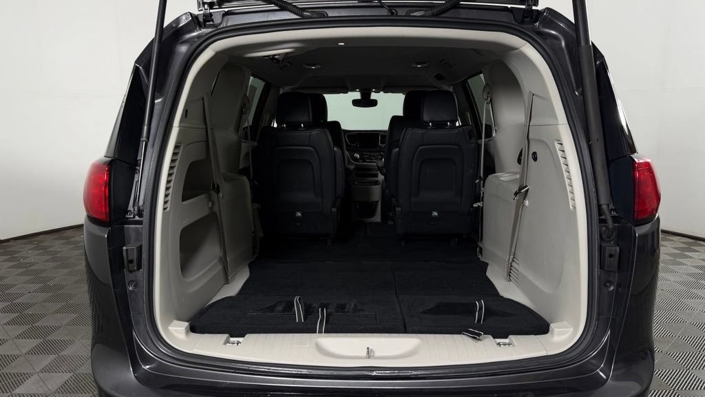 Used 2018 Chrysler Pacifica Touring-L w/ Premium Audio Group FWD image 11