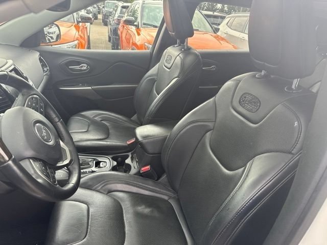 Used 2019 Jeep Cherokee Overland w/ Technology Group AWD/4WD image 10