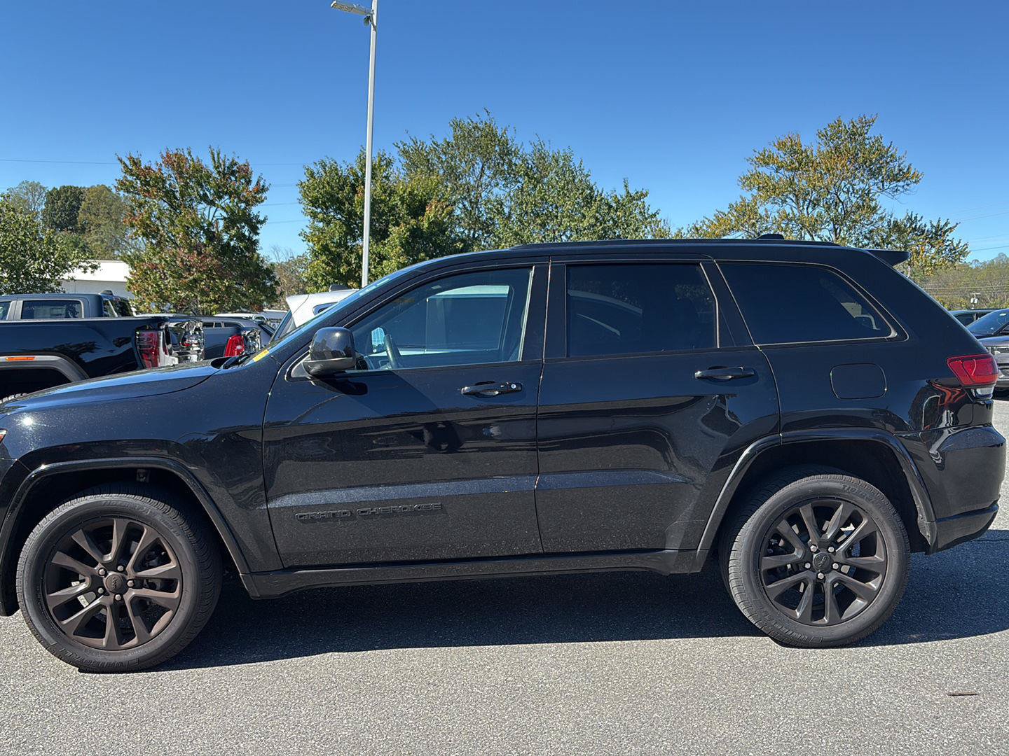 Used 2019 Jeep Grand Cherokee Altitude AWD/4WD image 4