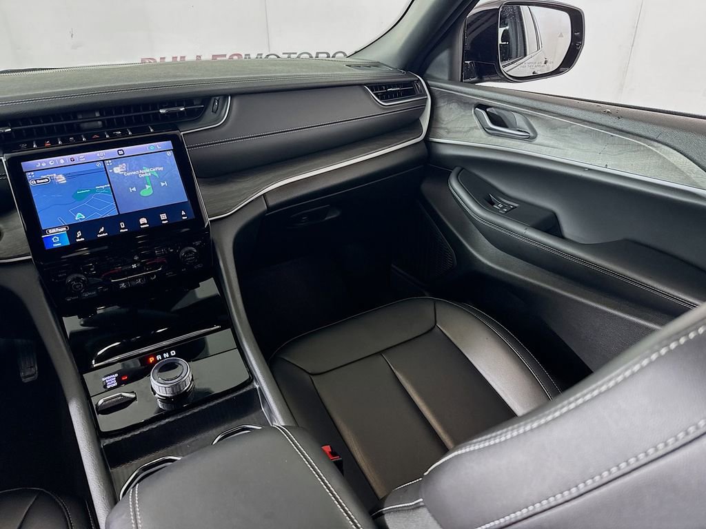 Used 2024 Jeep Grand Cherokee Limited w/ Black Appearance Package image 24