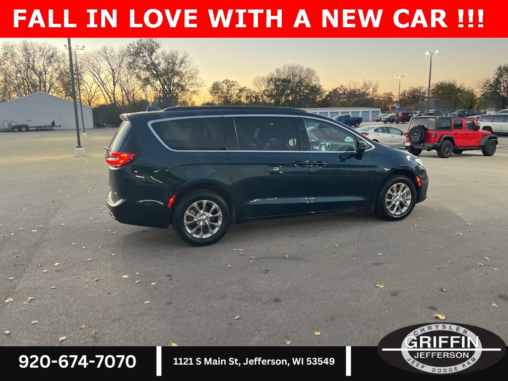 Used 2022 Chrysler Pacifica Touring-L image 9