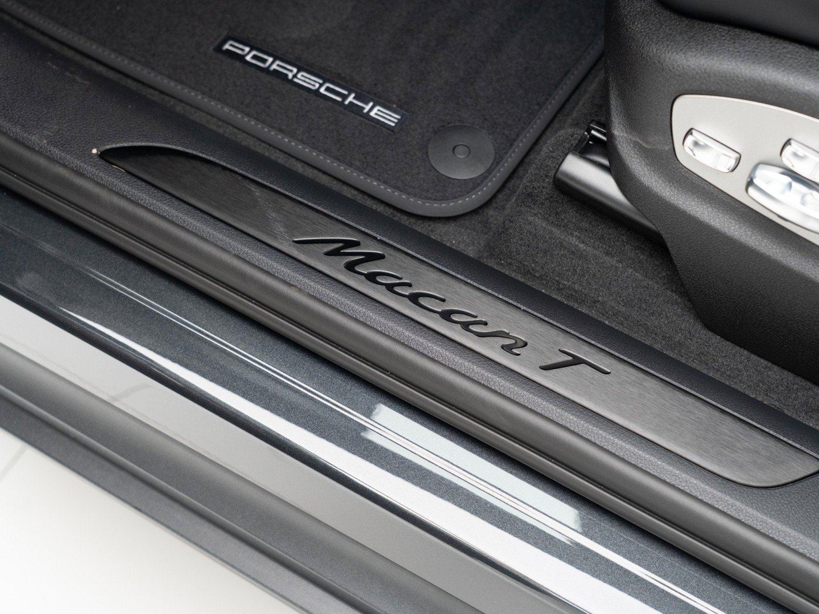 New 2026 Porsche Macan AWD/4WD image 14