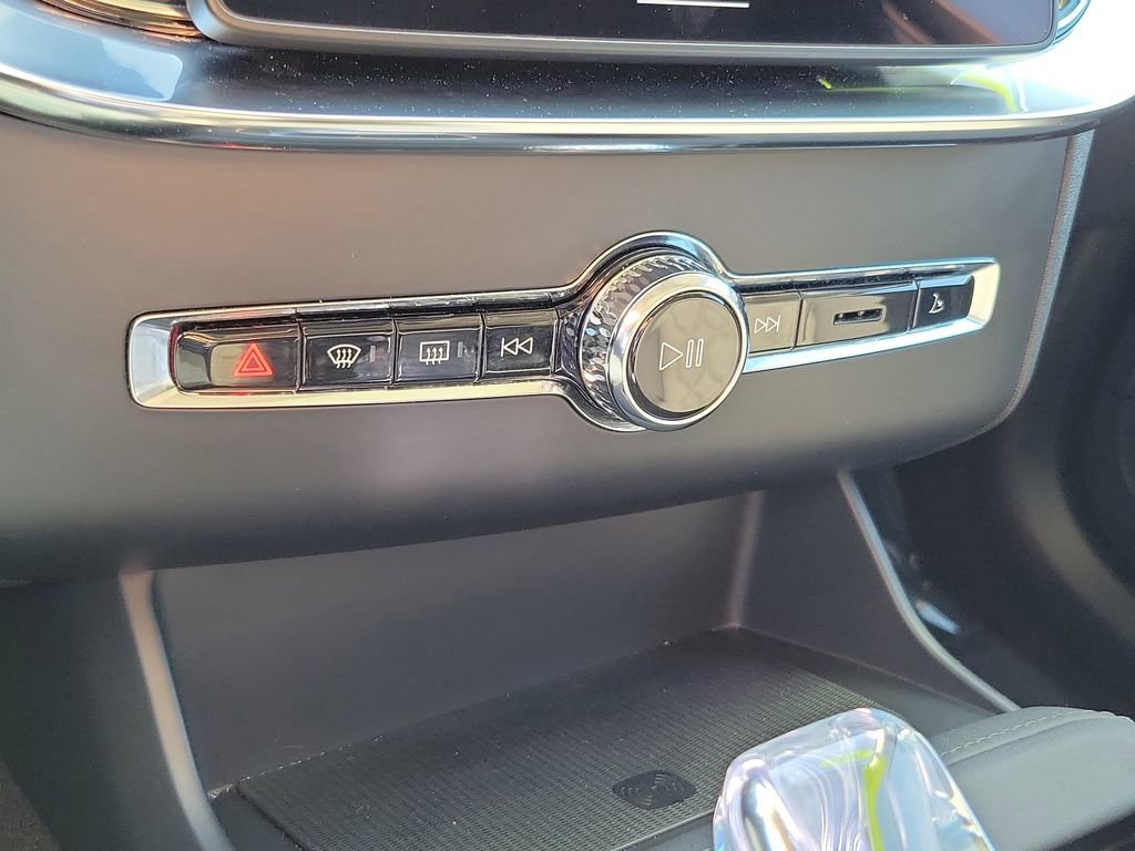 Certified 2025 Volvo XC90 B5 Plus image 31