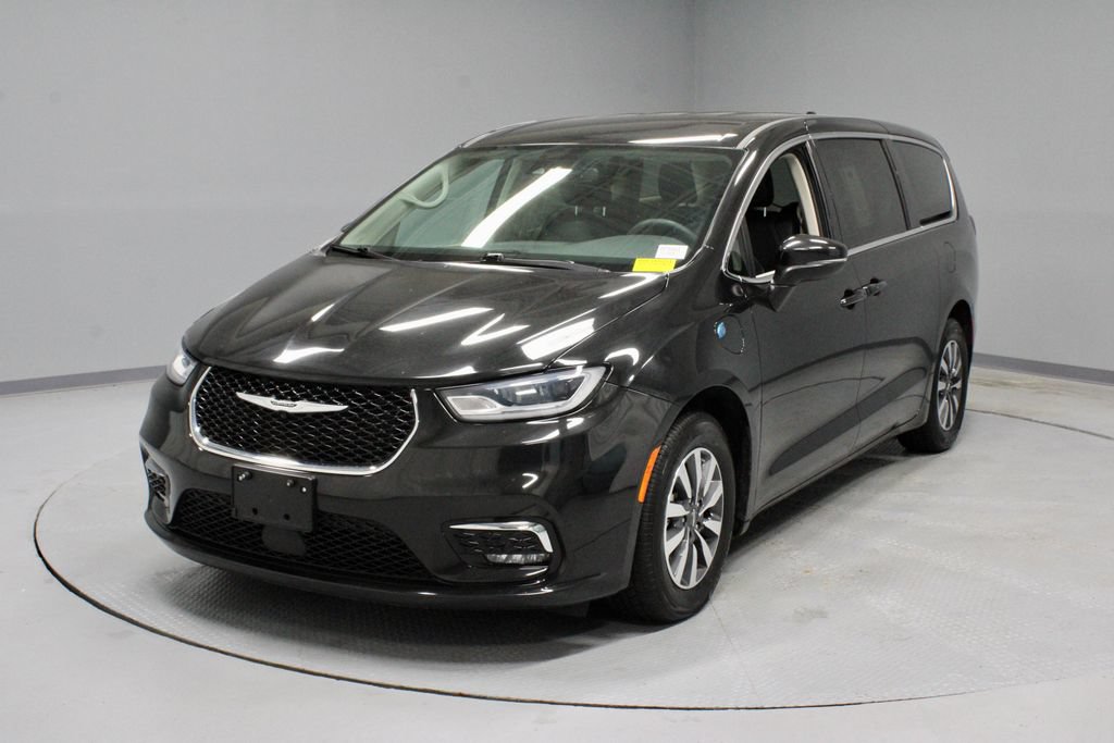 Used 2023 Chrysler Pacifica Touring-L FWD image 6