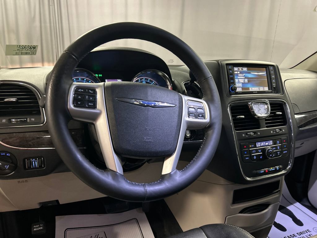Used 2016 Chrysler Town & Country Touring-L FWD image 15