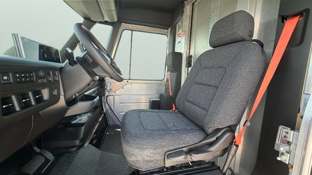 Used 2024 Chevrolet Brightdrop 400 w/ Commercial Equipment Package AWD/4WD image 17