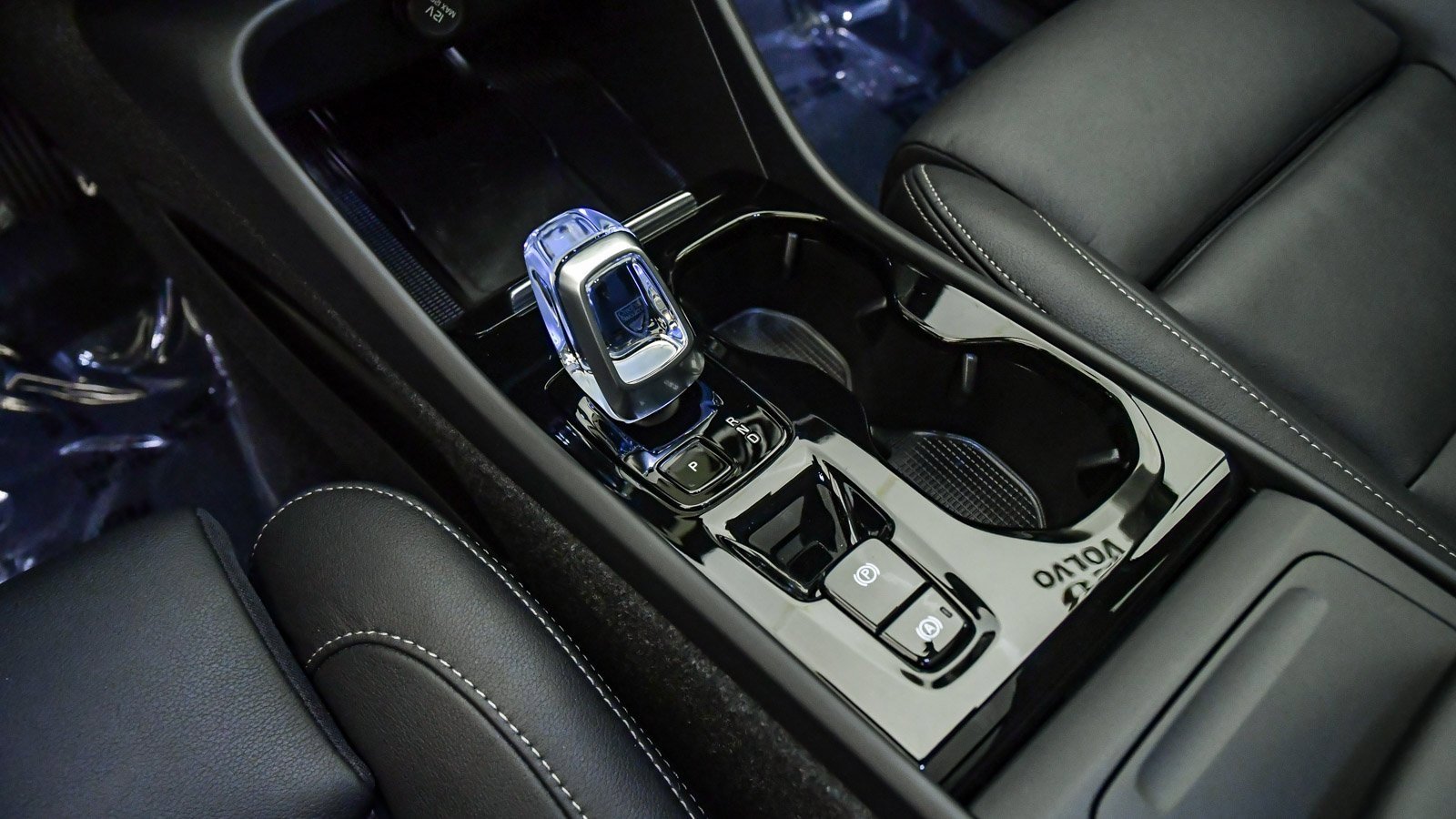 Certified 2025 Volvo XC40 B5 Plus w/ Climate Package image 24