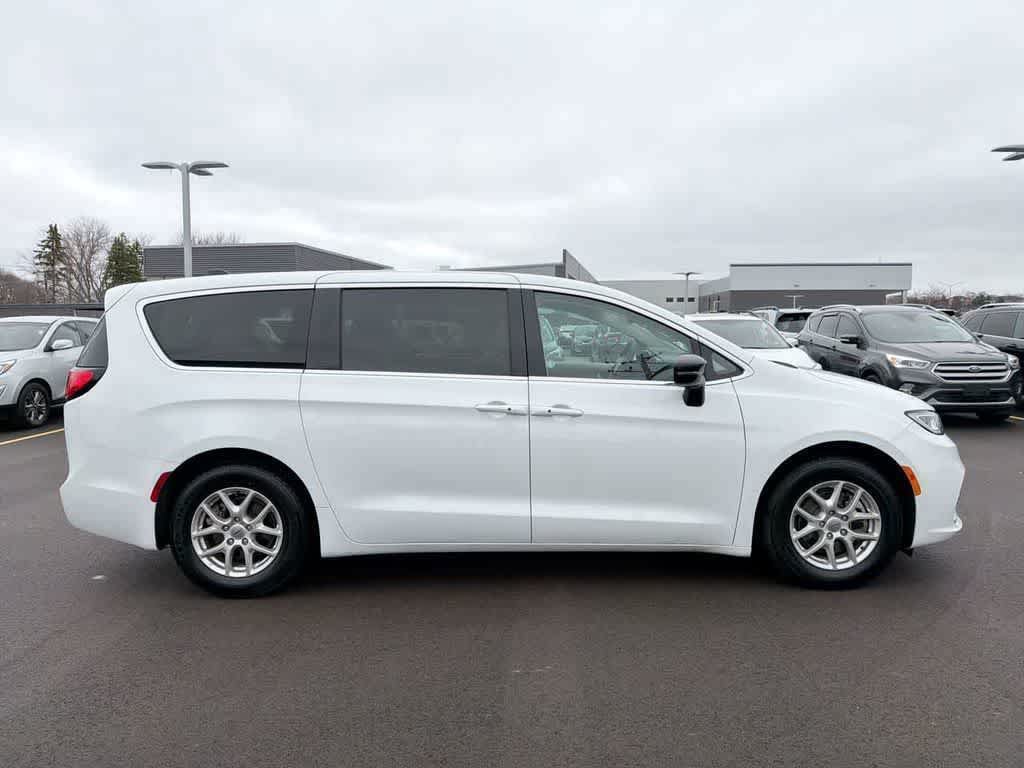 Used 2024 Chrysler Pacifica Touring-L FWD image 14