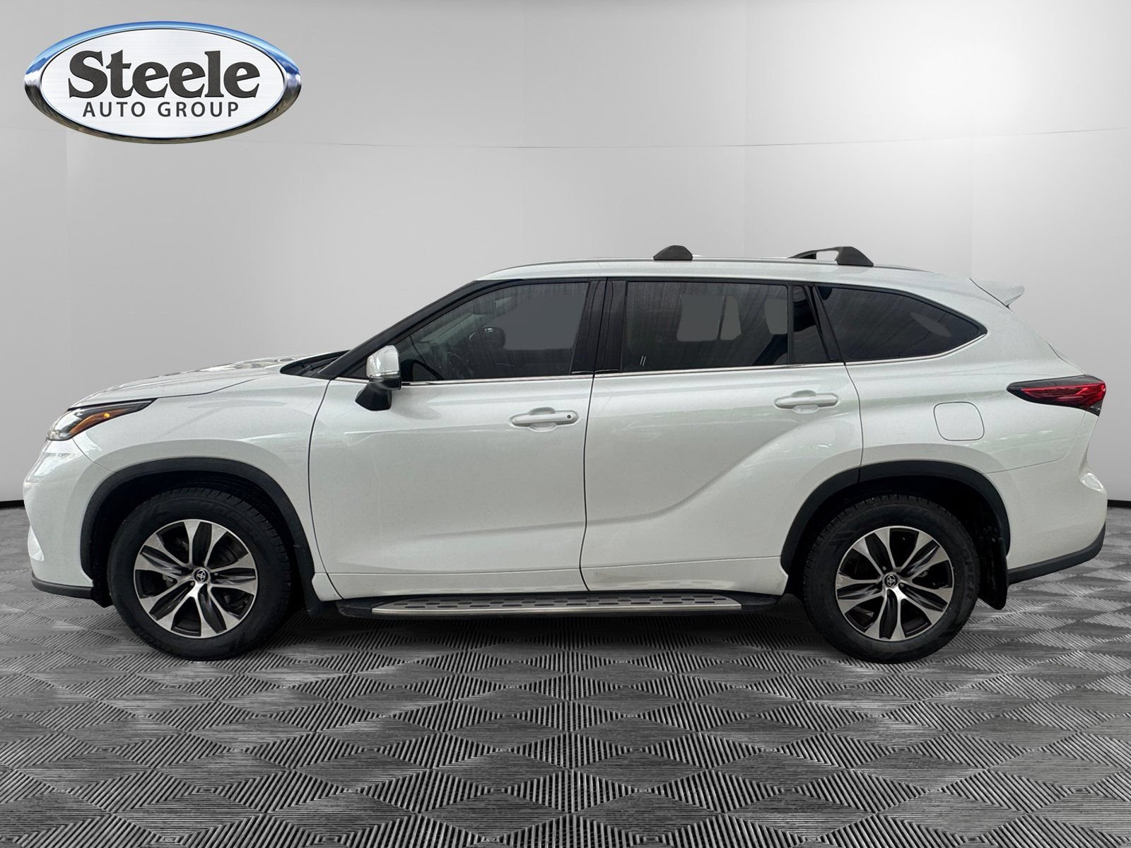 Used 2022 Toyota Highlander XLE FWD image 2