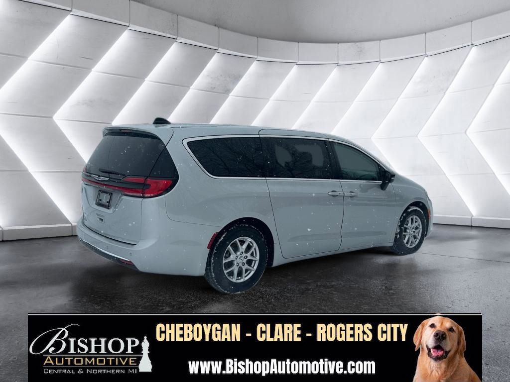 Used 2024 Chrysler Pacifica Touring-L FWD image 19