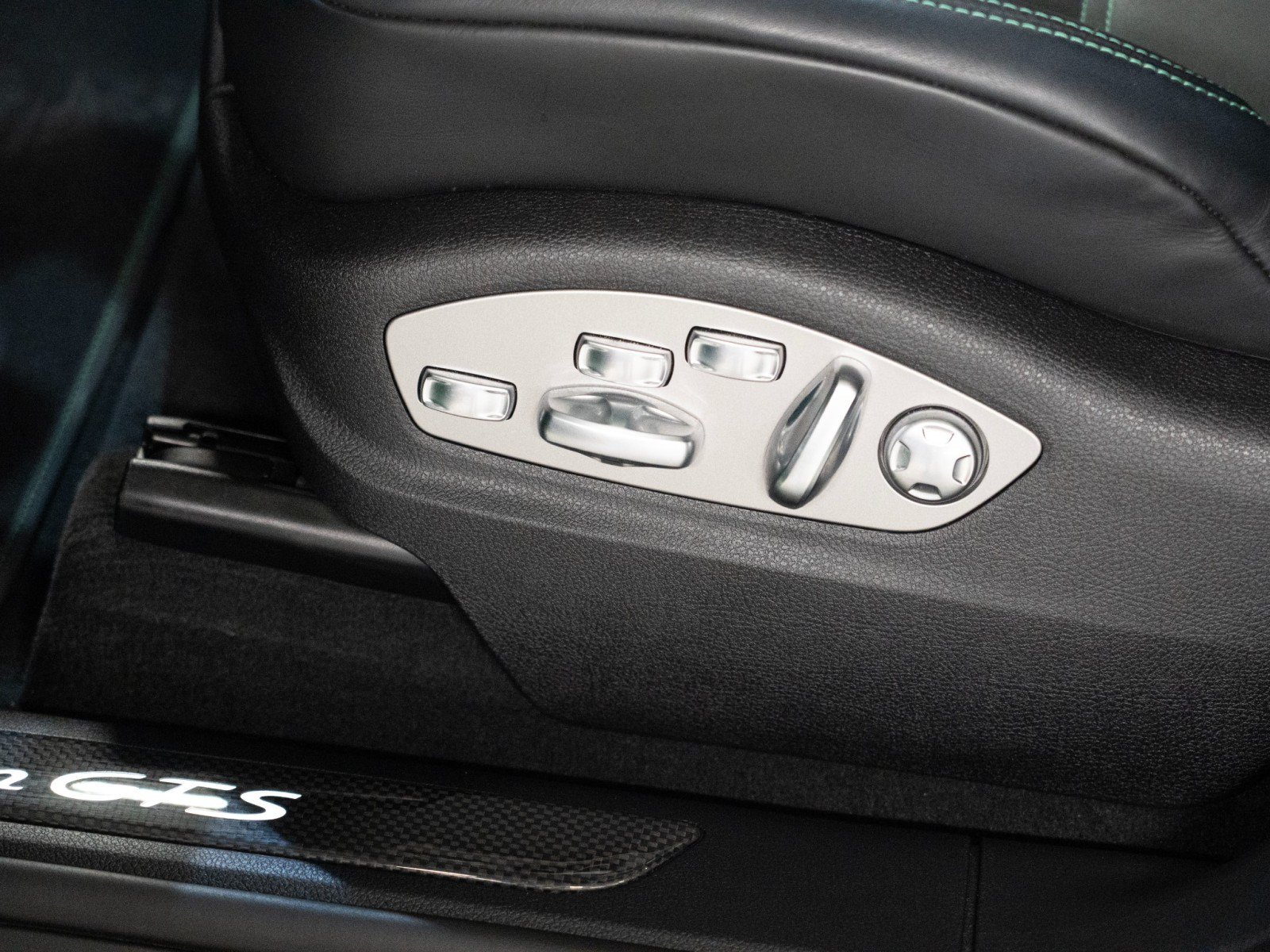 Certified 2026 Porsche Macan GTS AWD/4WD image 13