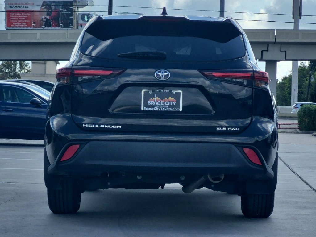 Used 2024 Toyota Highlander XLE AWD/4WD image 5
