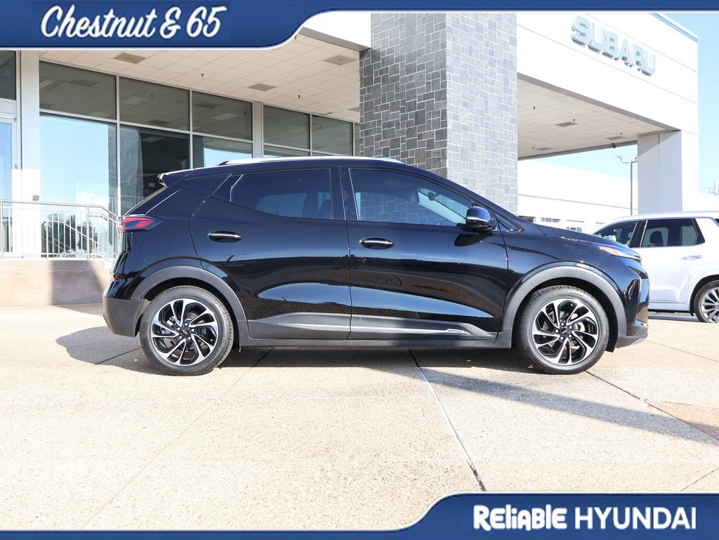 Used 2023 Chevrolet Bolt EUV Premier w/ Sun & Sound Package FWD image 7