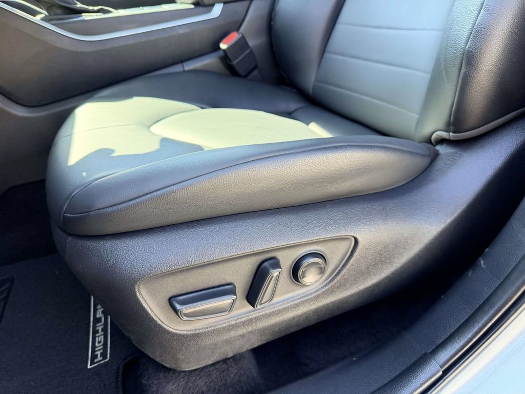 Used 2025 Toyota Highlander XLE AWD/4WD image 18