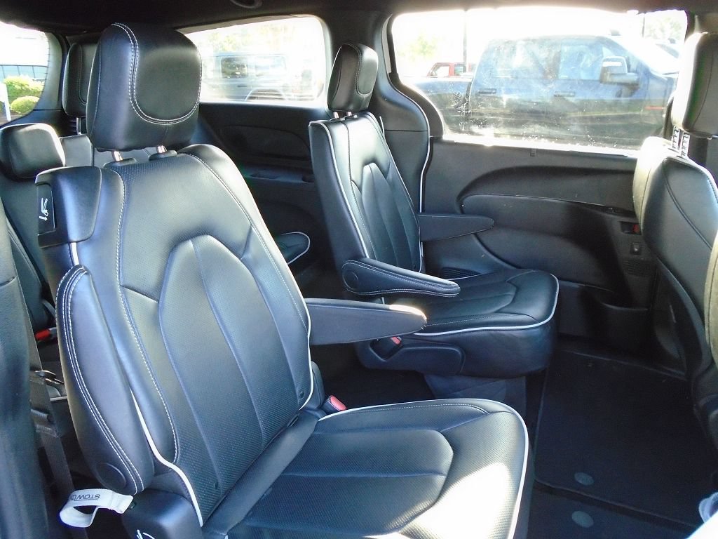 Used 2026 Chrysler Pacifica Limited w/ S Appearance Package FWD image 9