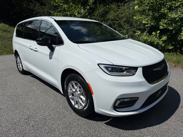 New 2026 Chrysler Pacifica Select image 5