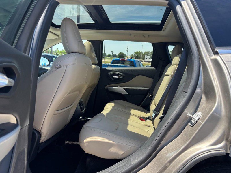 Used 2017 Jeep Cherokee Limited w/ Technology Group FWD image 10