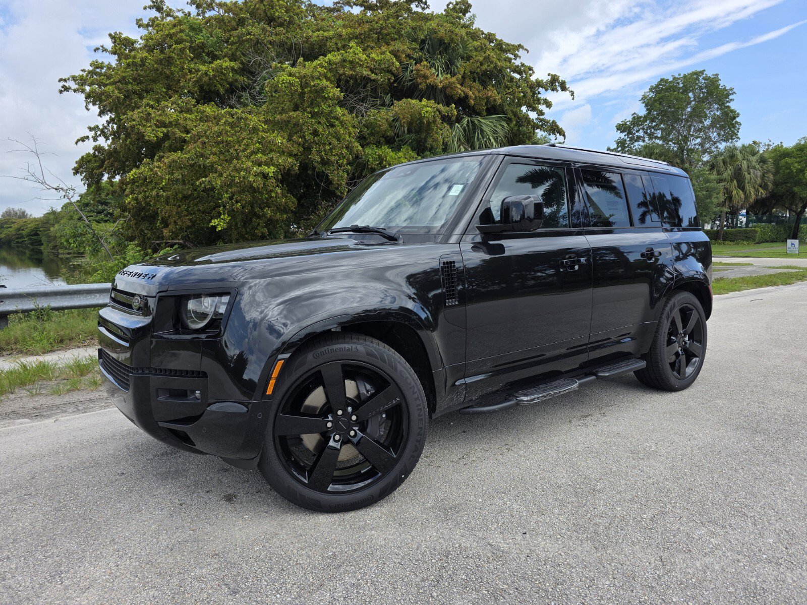 New 2026 Land Rover Defender 110 X-Dynamic SE AWD/4WD image 1