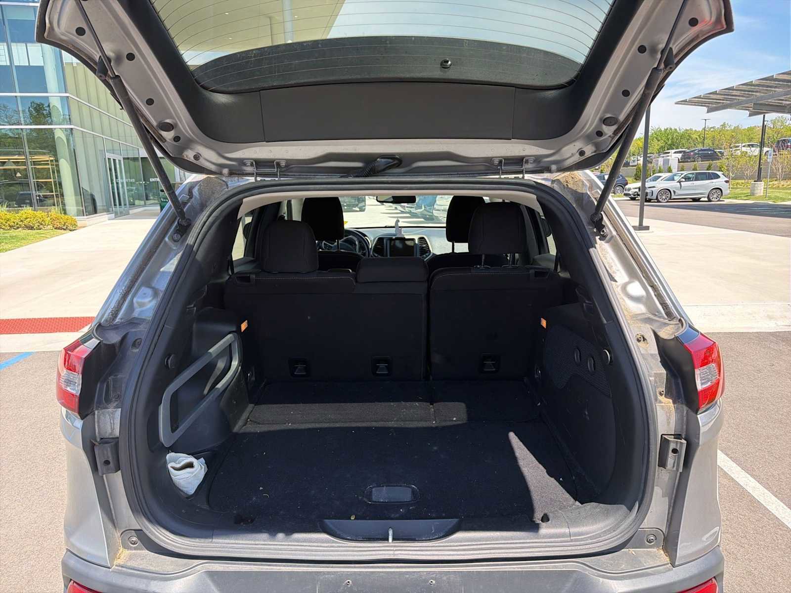 Used 2016 Jeep Cherokee Latitude w/ Cold Weather Group AWD/4WD image 17