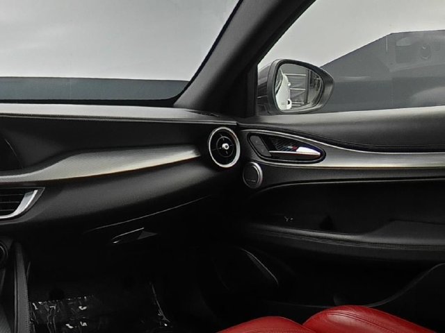 Used 2022 Alfa Romeo Stelvio Veloce AWD/4WD image 30