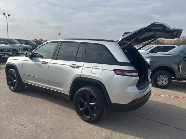 Used 2024 Jeep Grand Cherokee Altitude image 4