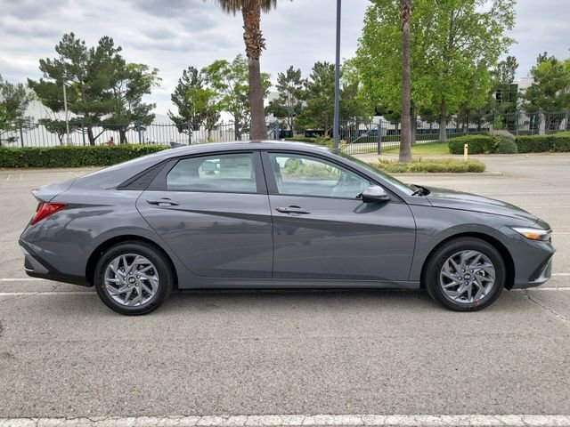 New 2026 Hyundai Elantra Hybrid FWD image 24