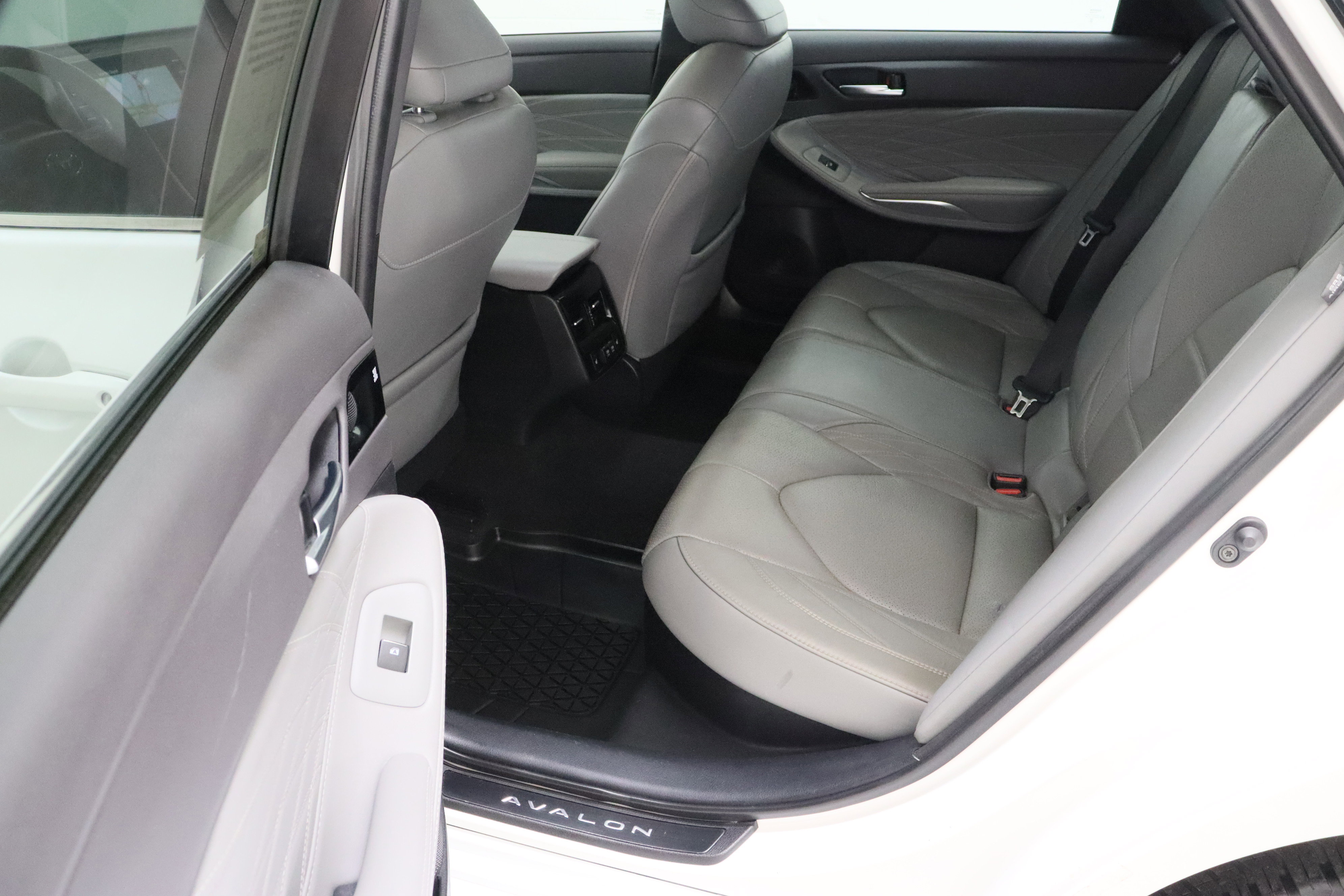 Used 2020 Toyota Avalon Limited w/ Advanced Safety Package FWD image 31