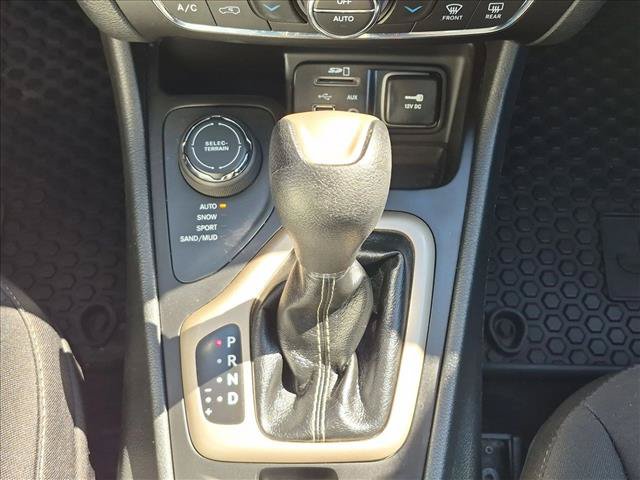 Used 2015 Jeep Cherokee Latitude w/ Comfort/Convenience Group AWD/4WD image 12
