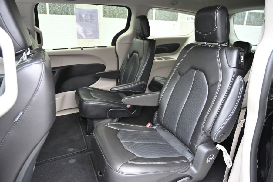 Used 2023 Chrysler Pacifica Touring-L FWD image 13