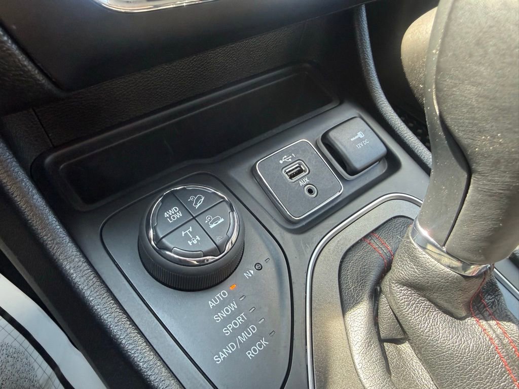 Used 2022 Jeep Cherokee Trailhawk w/ Premium Leather Package AWD/4WD image 26