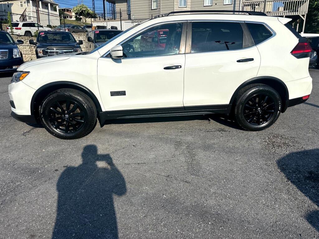 Used 2017 Nissan Rogue SV image 4