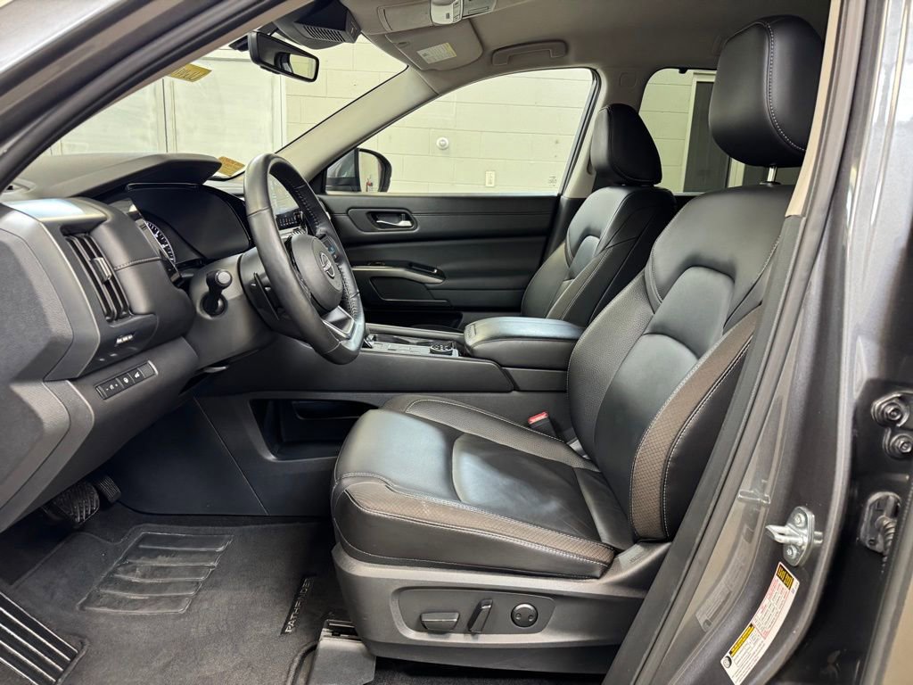 Used 2025 Nissan Pathfinder SL AWD/4WD image 11