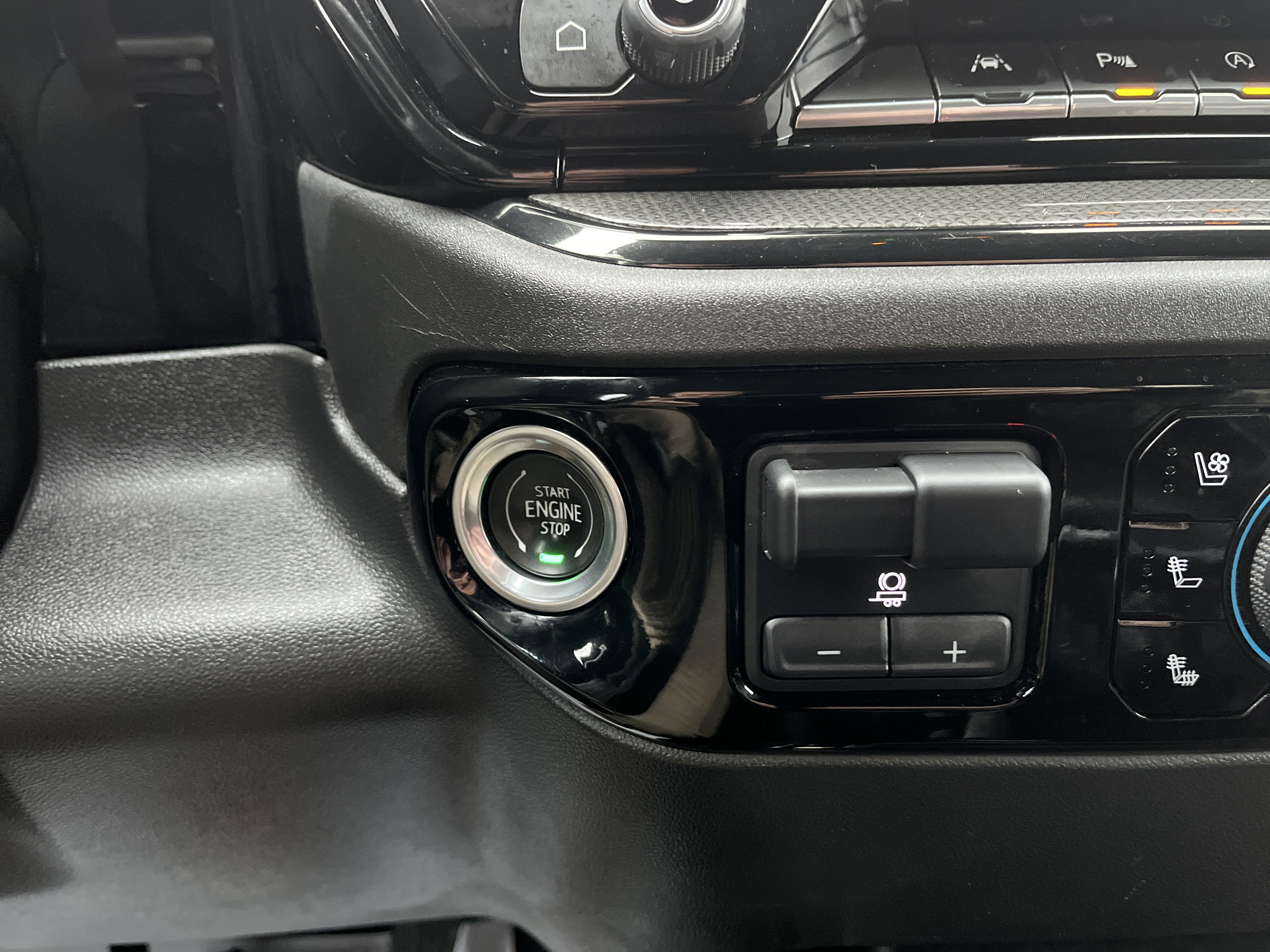 Used 2024 Chevrolet Silverado 1500 ZR2 w/ Technology Package image 30