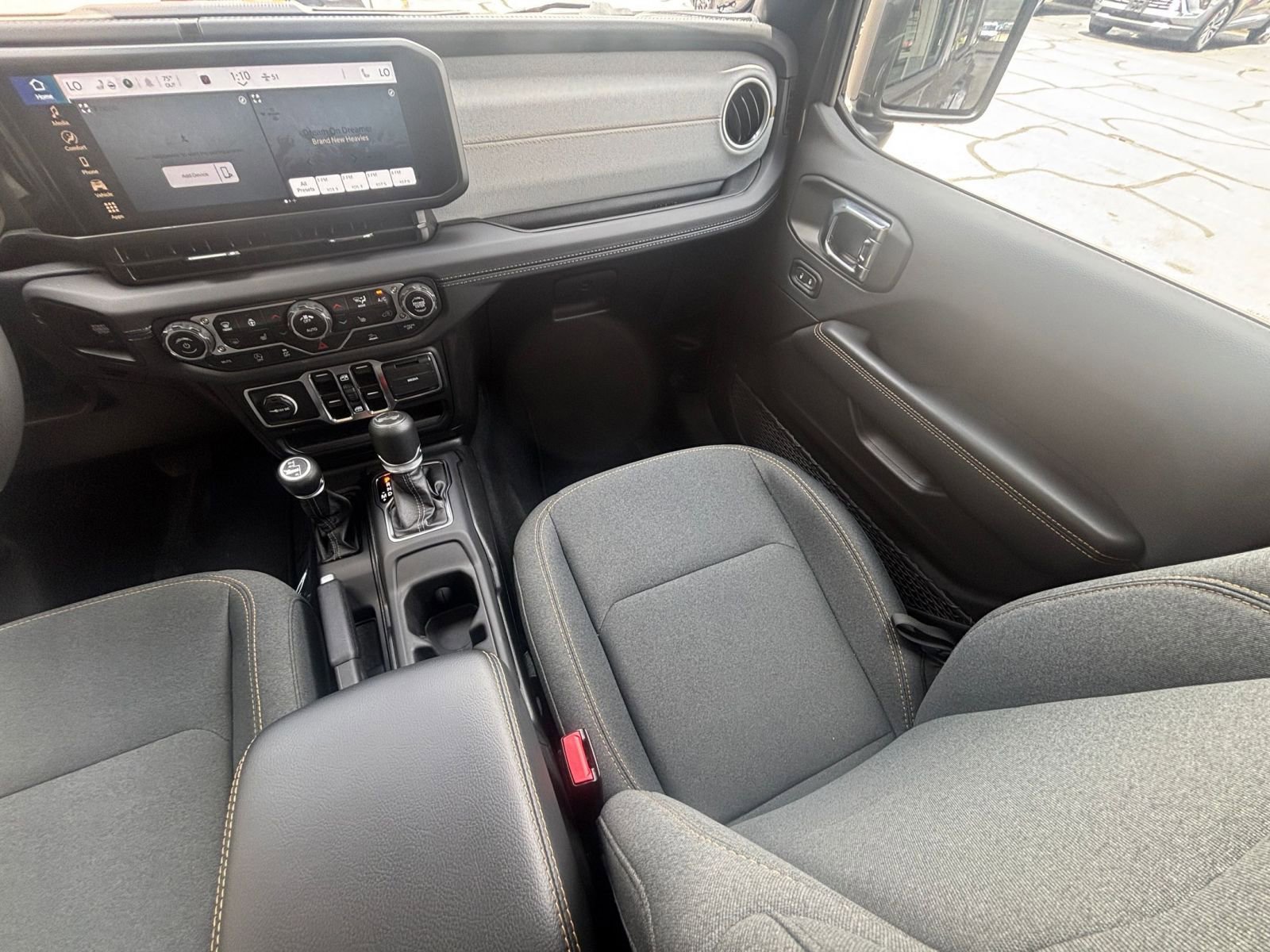 Used 2025 Jeep Wrangler Unlimited Sahara AWD/4WD image 35