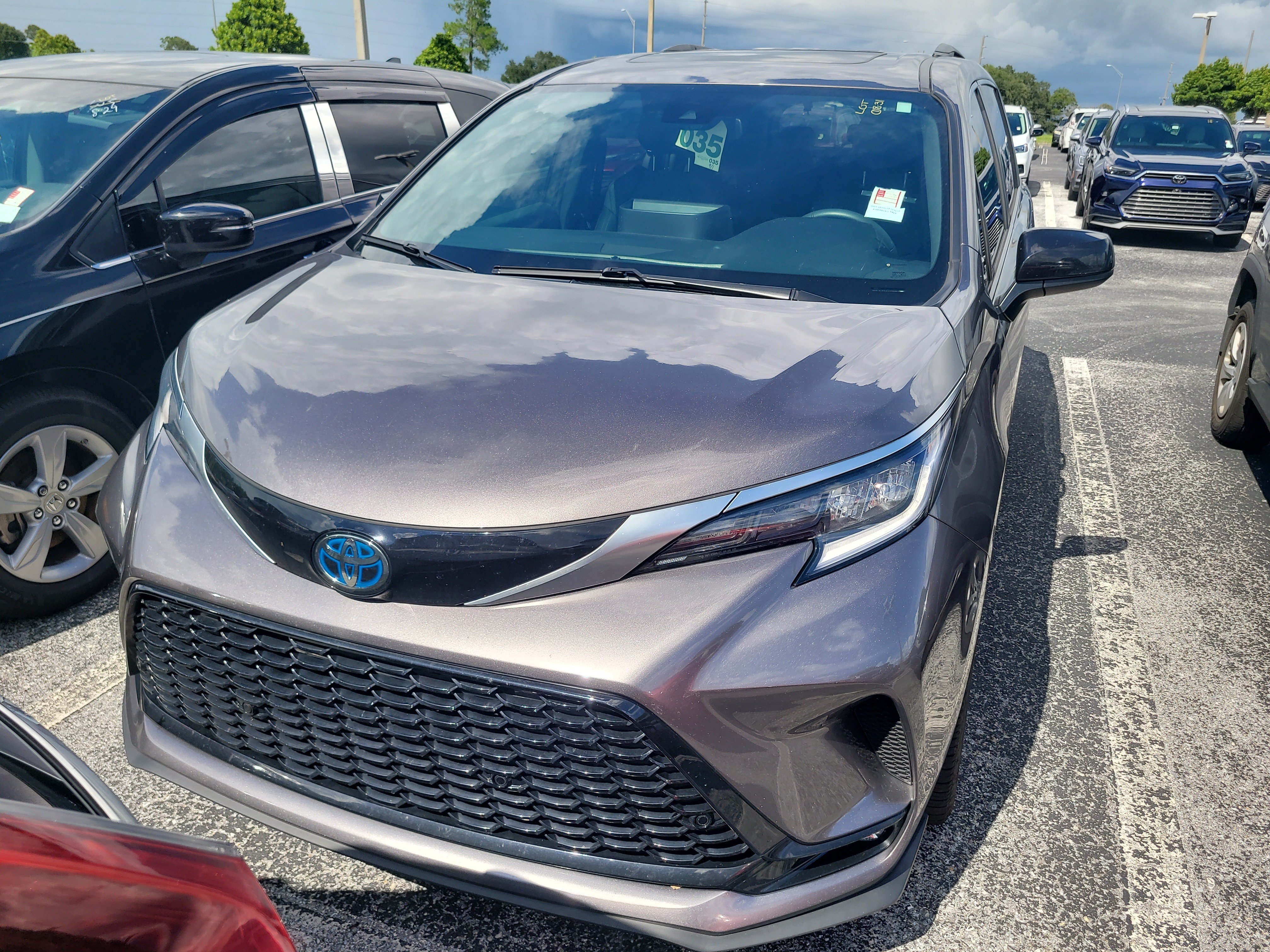 Used 2022 Toyota Sienna XSE FWD image 2