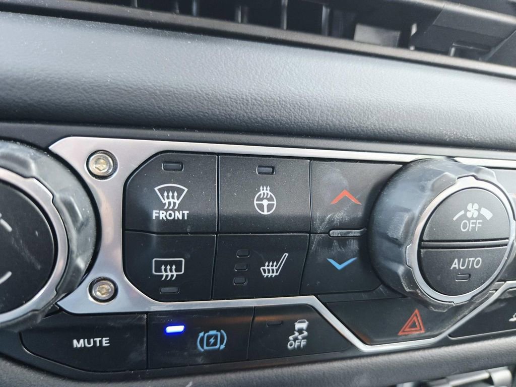 Used 2025 Jeep Wrangler Unlimited Sahara image 29