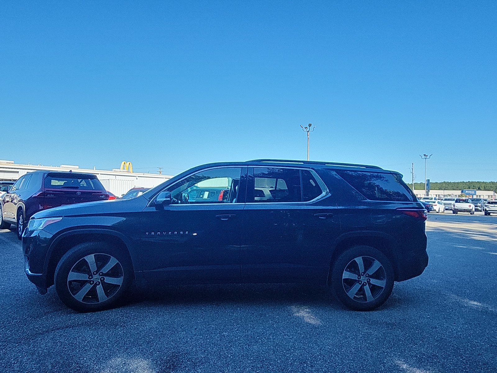 Used 2019 Chevrolet Traverse LT w/ LT Premium Package FWD image 2