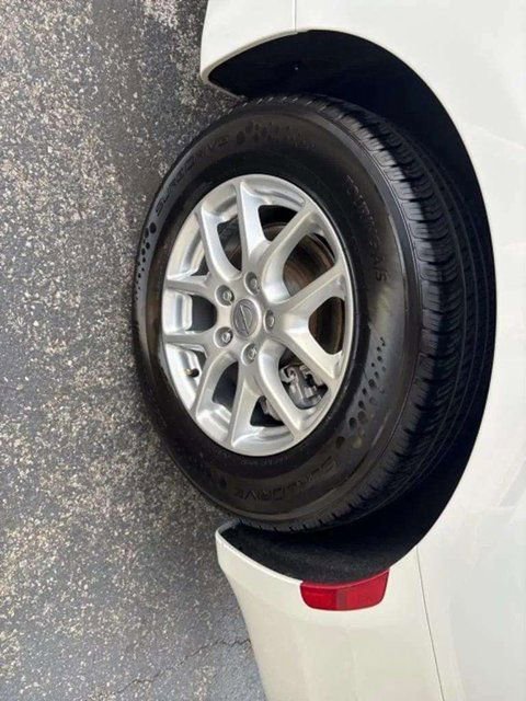 Used 2022 Chrysler Voyager LX image 14