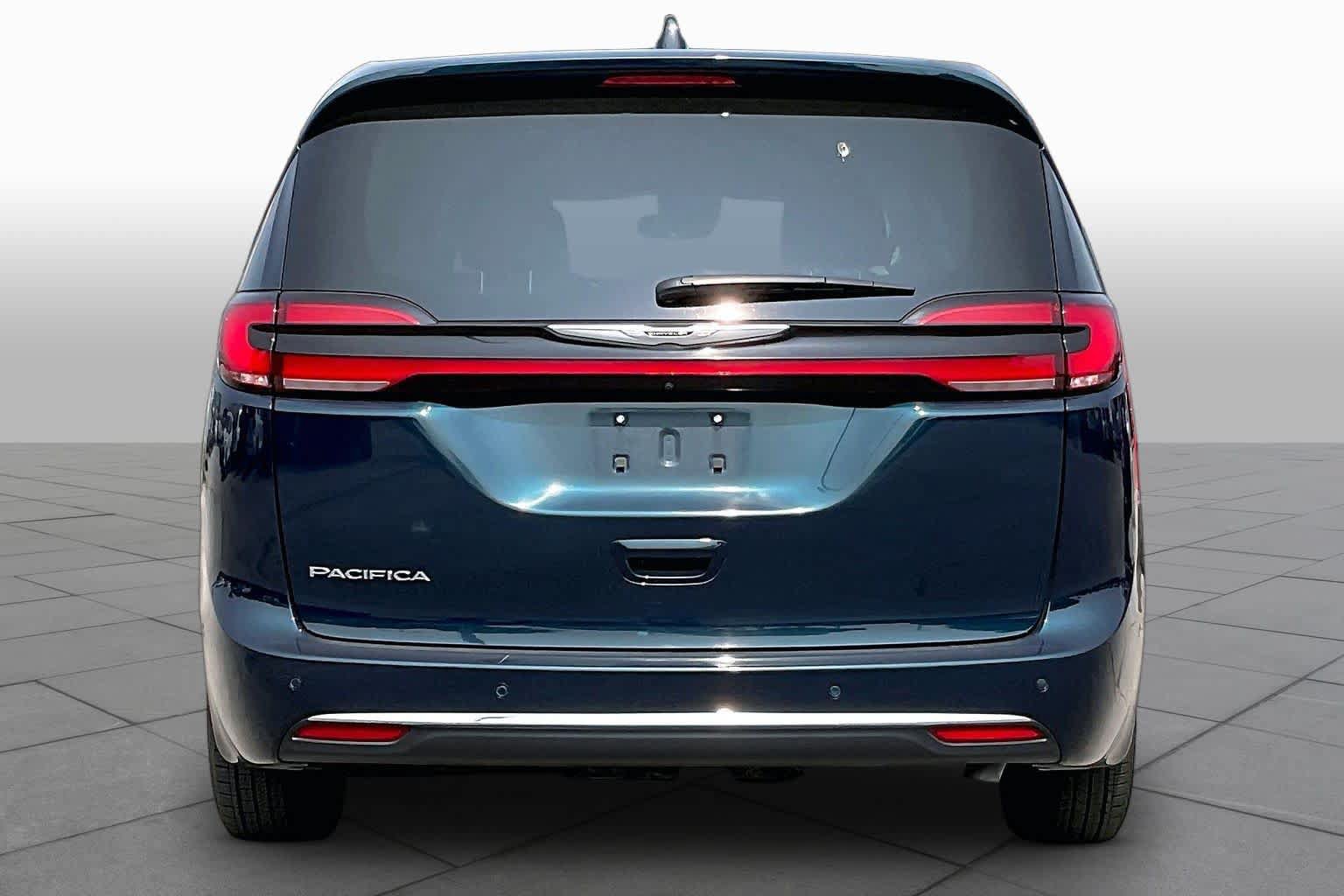 Used 2023 Chrysler Pacifica Touring-L FWD image 5
