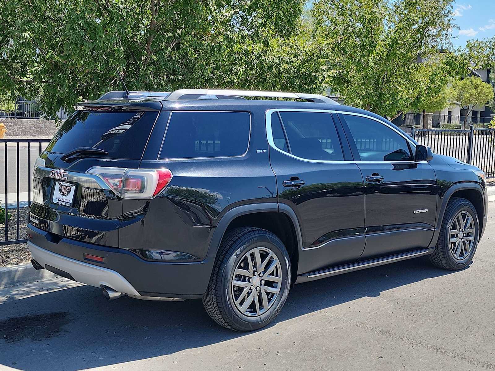 Used 2018 GMC Acadia SLT w/ LPO, Black Accent Package FWD image 8